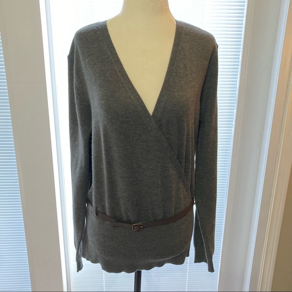 🌸5/$25🌸
Isaac Mizrahi Sweater with Belt - Picture 1 of 5
